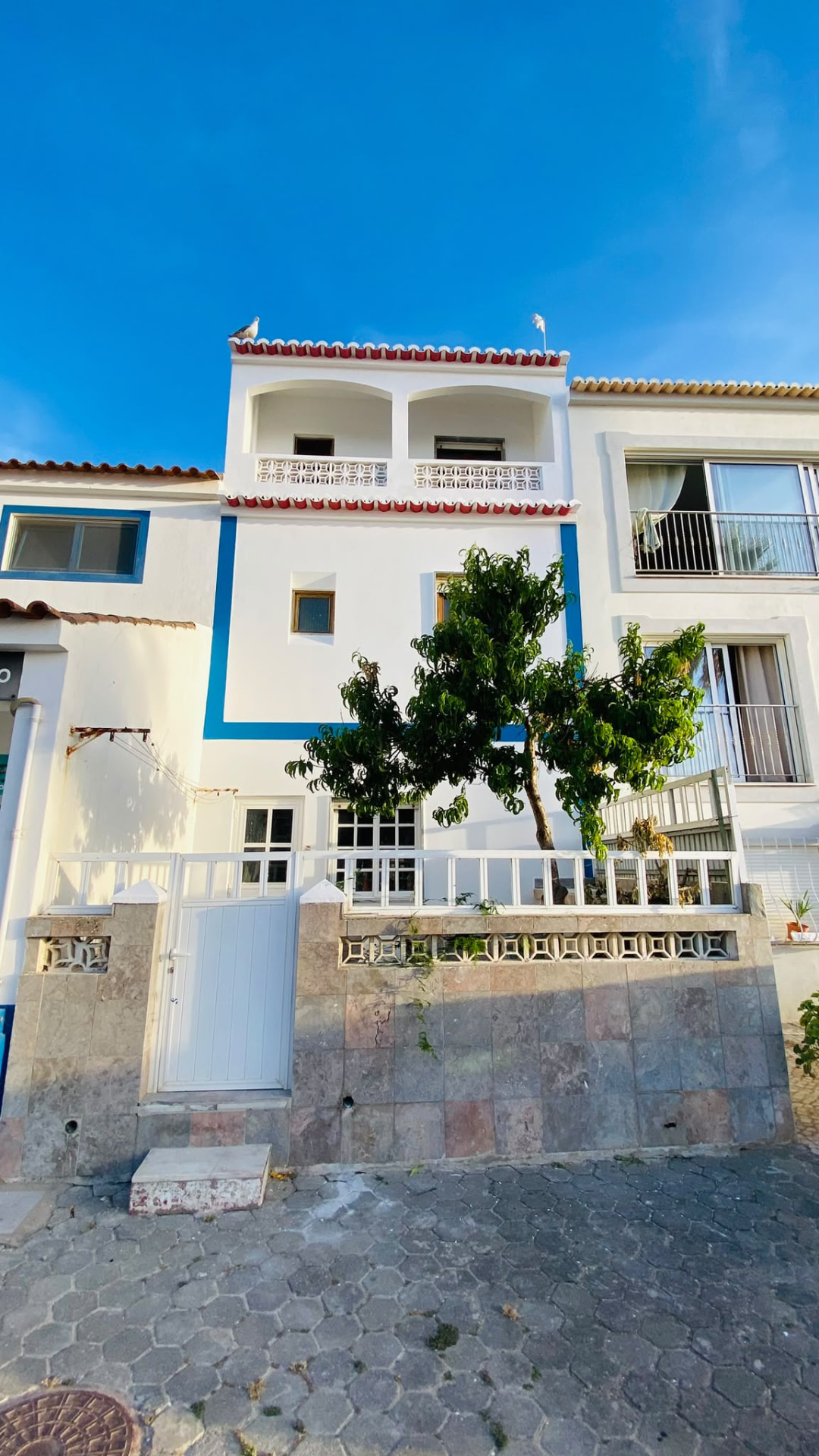 Fachada de casa urbana com alpendre em arco